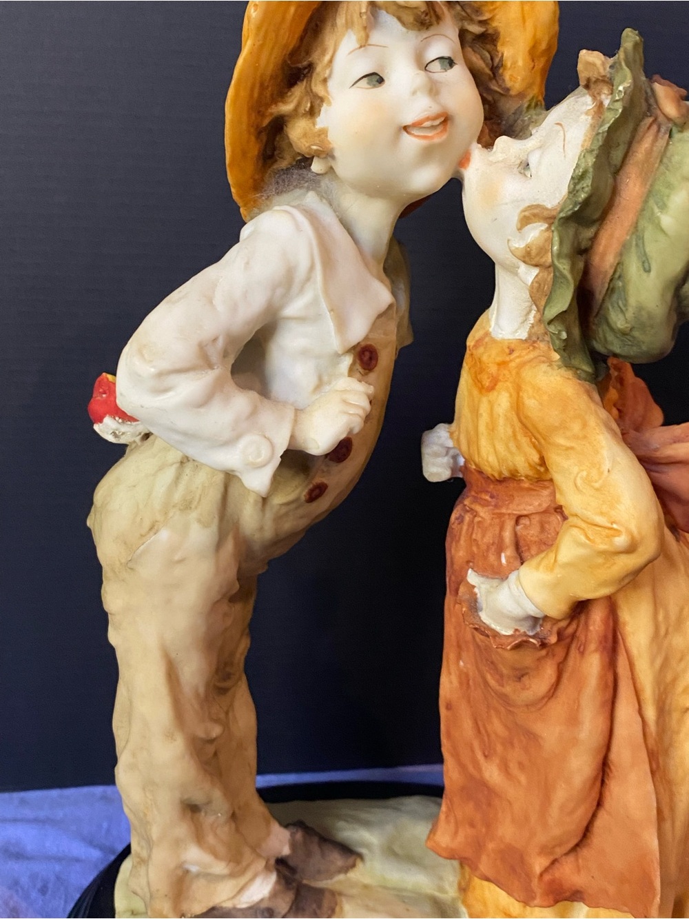 Vintage Style  Figurine “SHY KISS”- Home Art - Picture 4 of 9